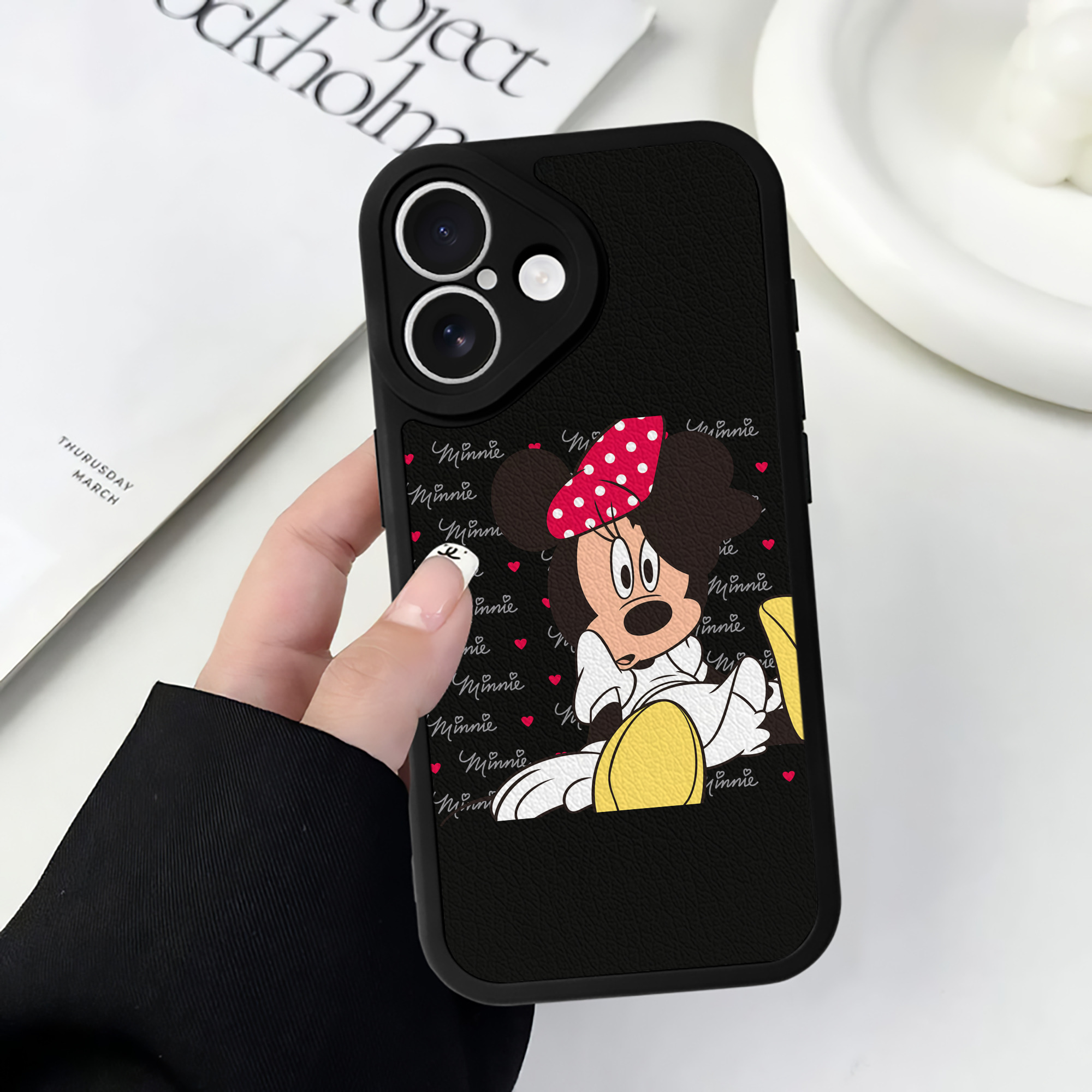 （画像用） ミッキーマウス Mickey Mouse 【iPhone 16シリーズ対応】シリコンスマホケース（レザー調） 材質：シリコン